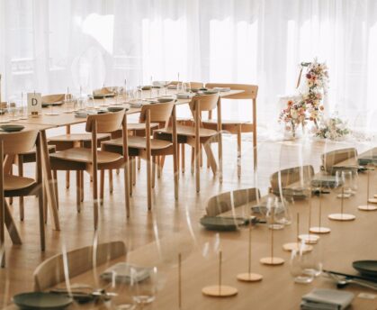 結婚式の高砂と食事の風景